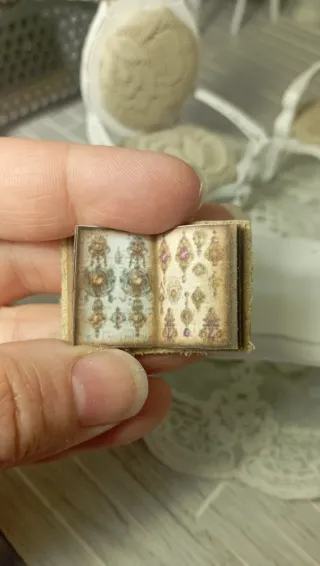 Libro miniatura aperto scala 1:12