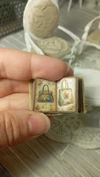 Libro miniatura aperto scala 1:12