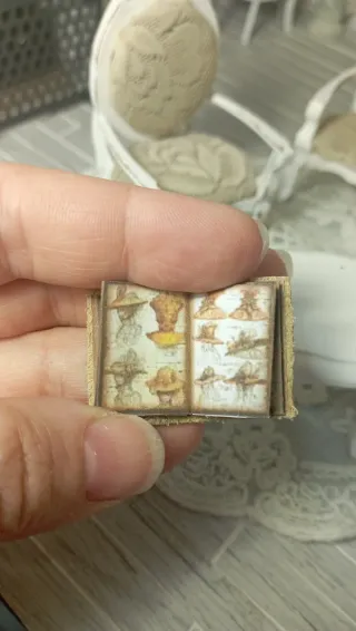 Libro miniatura aperto scala 1:12