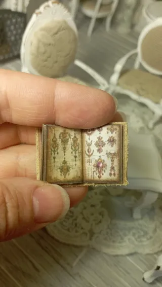 Libro miniatura aperto scala 1:12