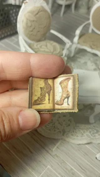 Libro miniatura aperto scala 1:12