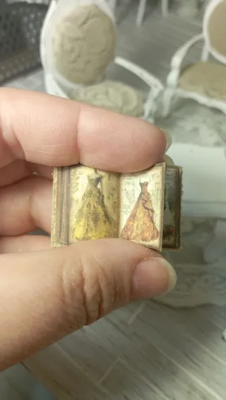 Libro miniatura aperto scala 1:12