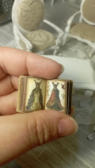Libro miniatura aperto scala 1:12