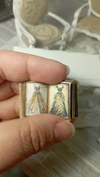 Libro miniatura aperto scala 1:12
