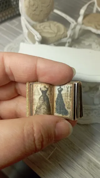 Libro miniatura aperto scala 1:12