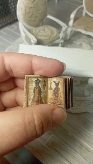 Libro miniatura aperto scala 1:12