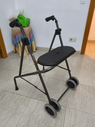 Andador 4 apoyos con asiento y ruedas