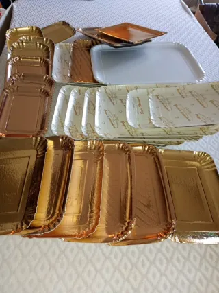 Set  24+6  Vassoi in Cartone Dorati Plastificati