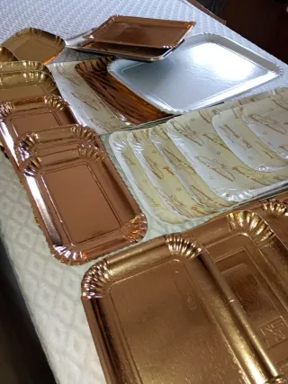 Set  24+6  Vassoi in Cartone Dorati Plastificati