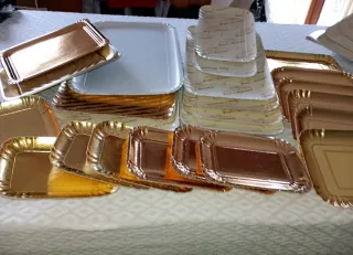 Set  24+6  Vassoi in Cartone Dorati Plastificati