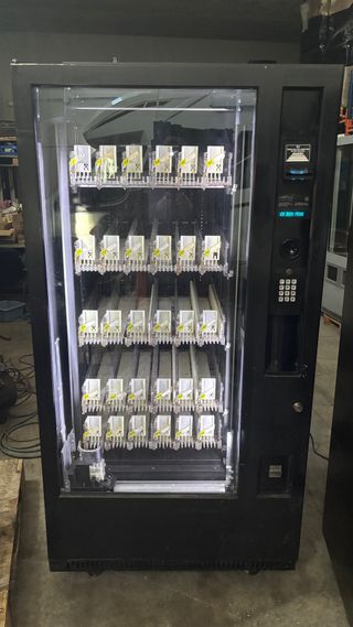 Máquina Vending Bebidas Frías y pelotas de pádel