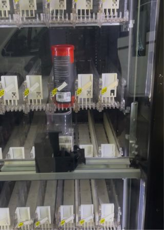 Máquina Vending Bebidas Frías y pelotas de pádel