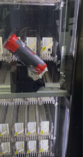 Máquina Vending Bebidas Frías y pelotas de pádel