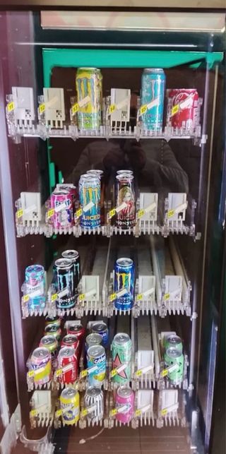 Máquina Vending Bebidas Frías y pelotas de pádel
