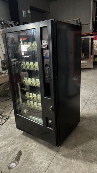Máquina Vending Bebidas Frías y pelotas de pádel