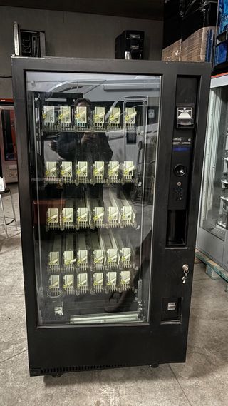 Máquina Vending Bebidas Frías y pelotas de pádel