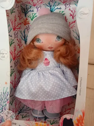 Muñeca de tela ECO Nueva, sin abrir.