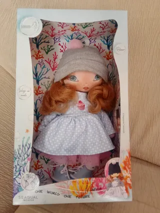 Muñeca de tela ECO Nueva, sin abrir.