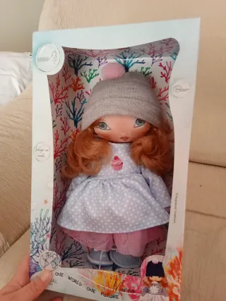 Muñeca de tela ECO Nueva, sin abrir.
