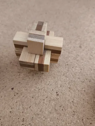 Juego de rompecabezas de metal y madera