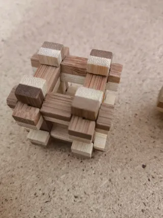 Juego de rompecabezas de metal y madera