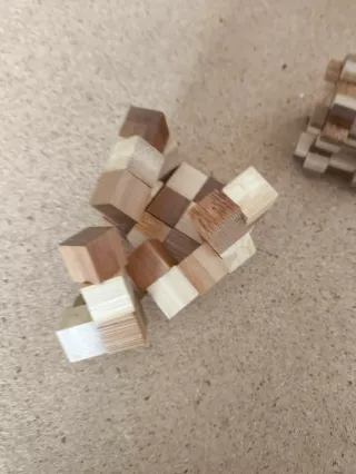 Juego de rompecabezas de metal y madera