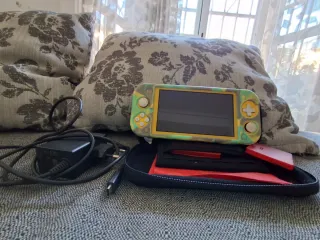 Nintendo Switch Lite gialla + 2 giochi