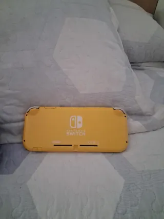 Nintendo Switch Lite gialla + 2 giochi