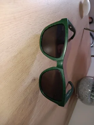 Gafas de sol verdes y marrones