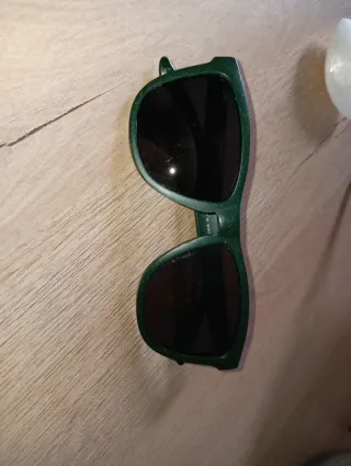 Gafas de sol verdes y marrones