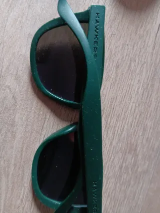 Gafas de sol verdes y marrones
