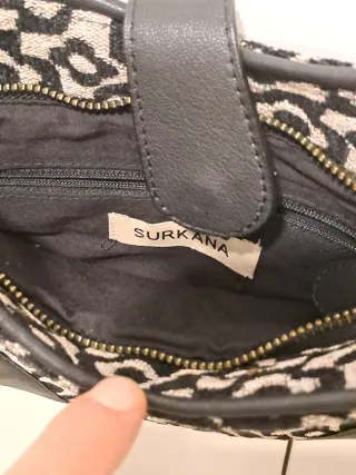 Bolso Original Marca Surkana Negro y Blanco.