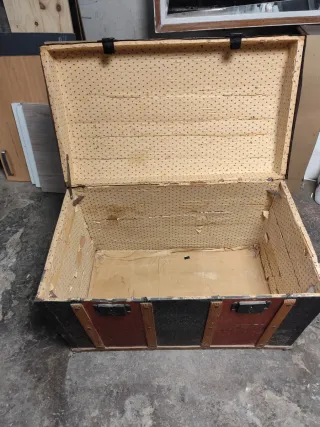 Dos baúles antiguos madera y metal