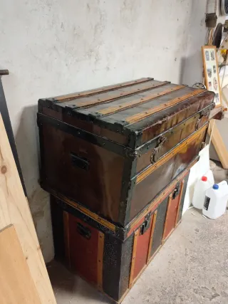 Dos baúles antiguos madera y metal