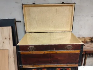 Dos baúles antiguos madera y metal