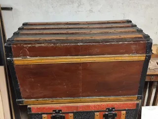 Dos baúles antiguos madera y metal