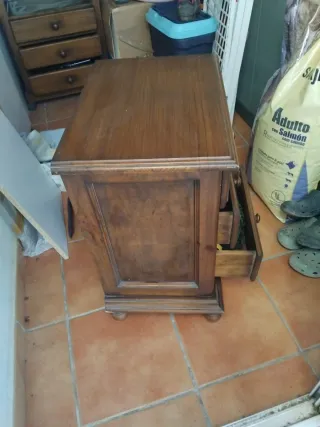 Mesa de noche de madera