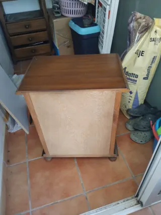 Mesa de noche de madera