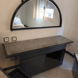 Cómoda con espejo y 2 mesitas