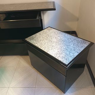 Cómoda con espejo y 2 mesitas