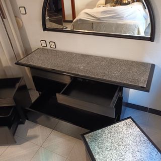 Cómoda con espejo y 2 mesitas