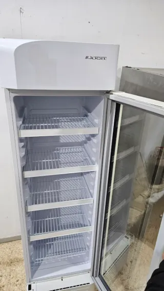 Nevera vertical puerta cristal