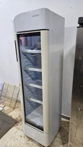Nevera vertical puerta cristal