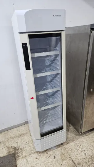 Nevera vertical puerta cristal