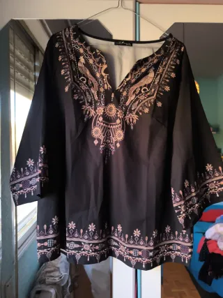 Camisa estampada negra y rosa