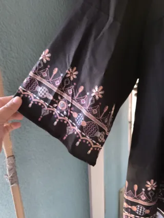 Camisa estampada negra y rosa