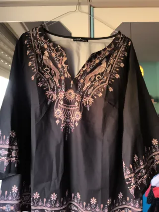 Camisa estampada negra y rosa