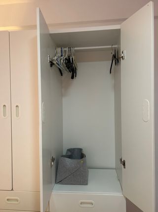 Armarios modulares de Ikea blanco.