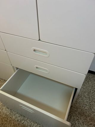 Armarios modulares de Ikea blanco.