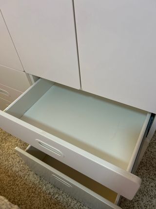 Armarios modulares de Ikea blanco.